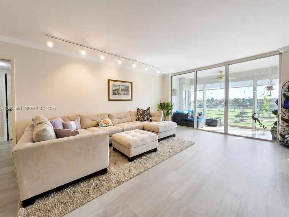 3980 Oaks Clubhouse Dr #409 Pompano Beach, FL 33069