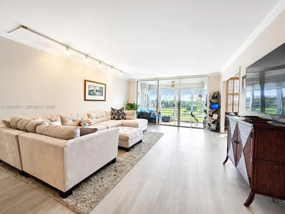 3980 Oaks Clubhouse Dr #409 Pompano Beach, FL 33069