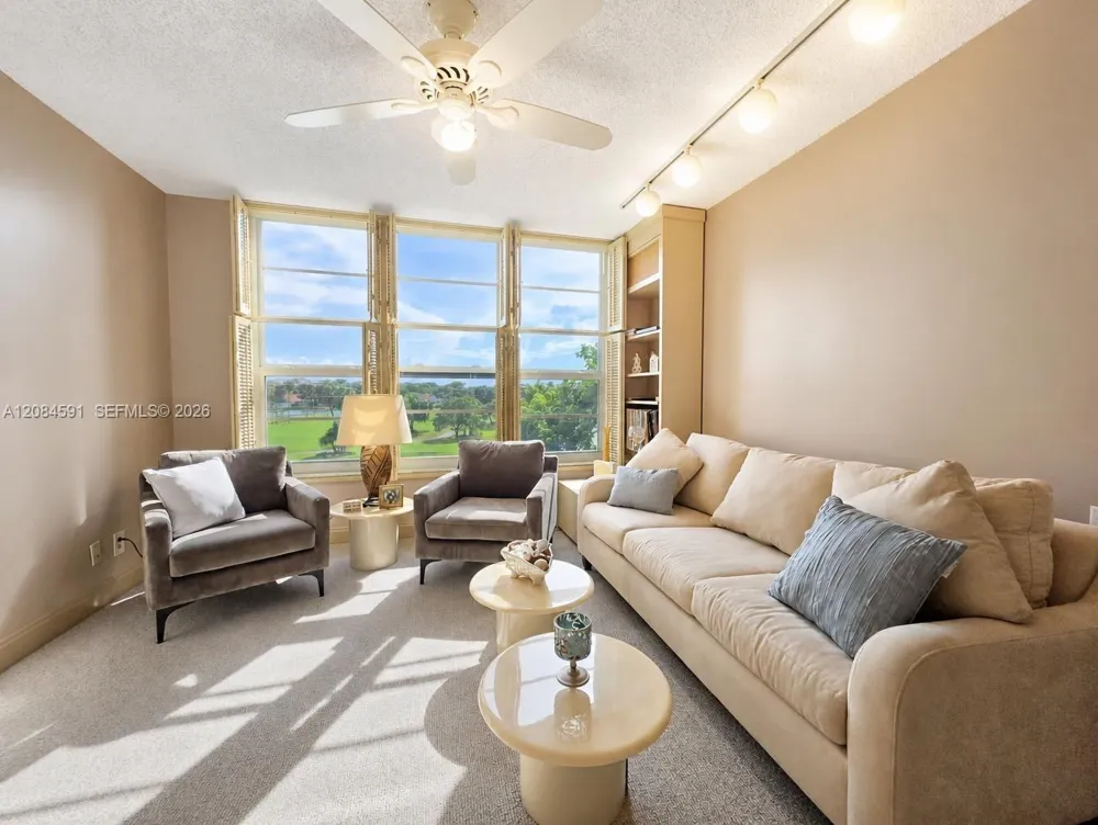 3980 Oaks Clubhouse Dr #409 Pompano Beach, FL 33069