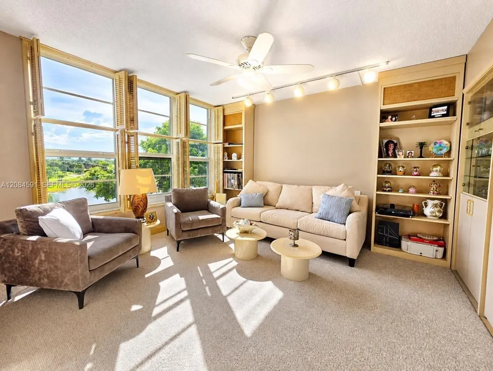 3980 Oaks Clubhouse Dr #409 Pompano Beach, FL 33069