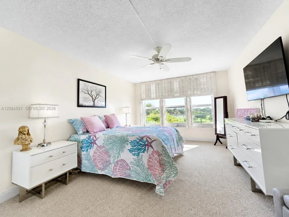 3980 Oaks Clubhouse Dr #409 Pompano Beach, FL 33069