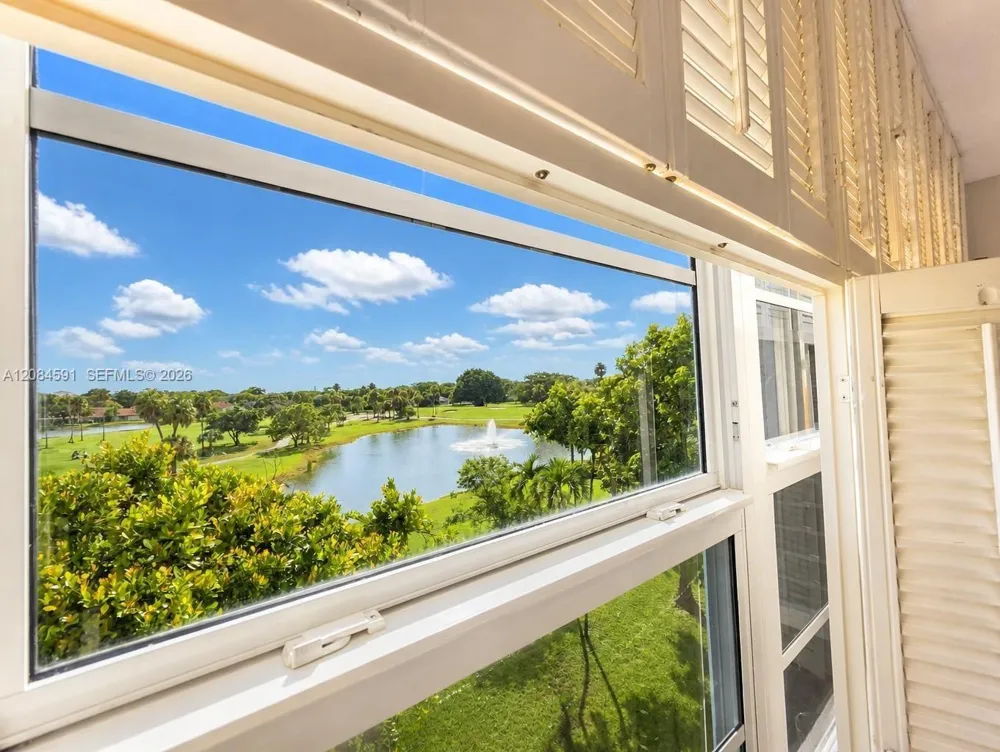 3980 Oaks Clubhouse Dr #409 Pompano Beach, FL 33069