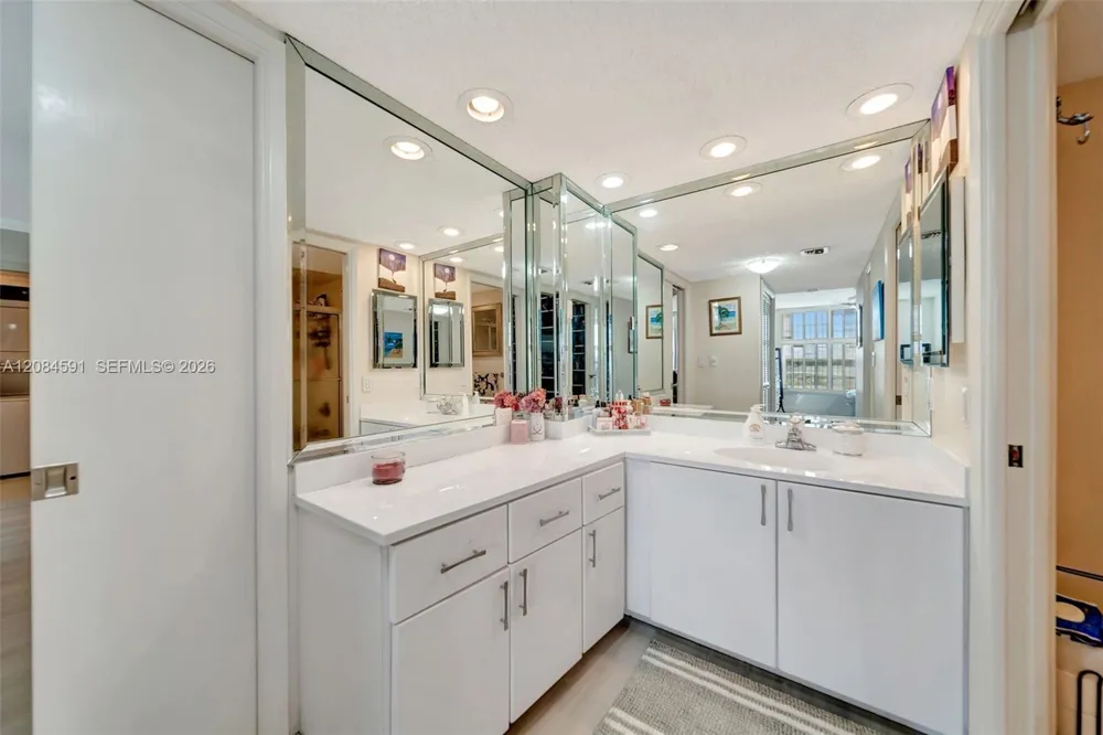 3980 Oaks Clubhouse Dr #409 Pompano Beach, FL 33069
