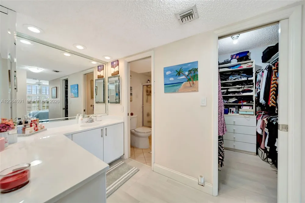 3980 Oaks Clubhouse Dr #409 Pompano Beach, FL 33069