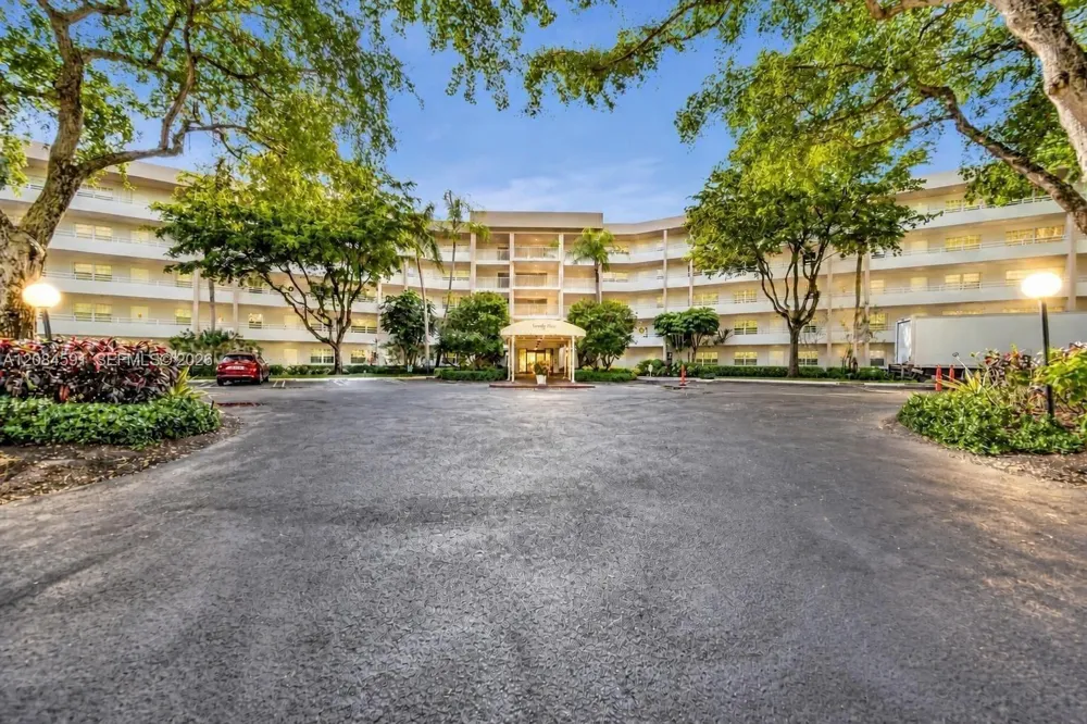 3980 Oaks Clubhouse Dr #409 Pompano Beach, FL 33069