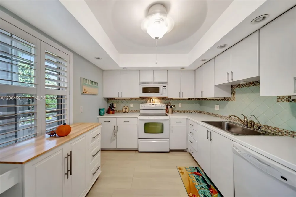 3980 Oaks Clubhouse Dr #409 Pompano Beach, FL 33069