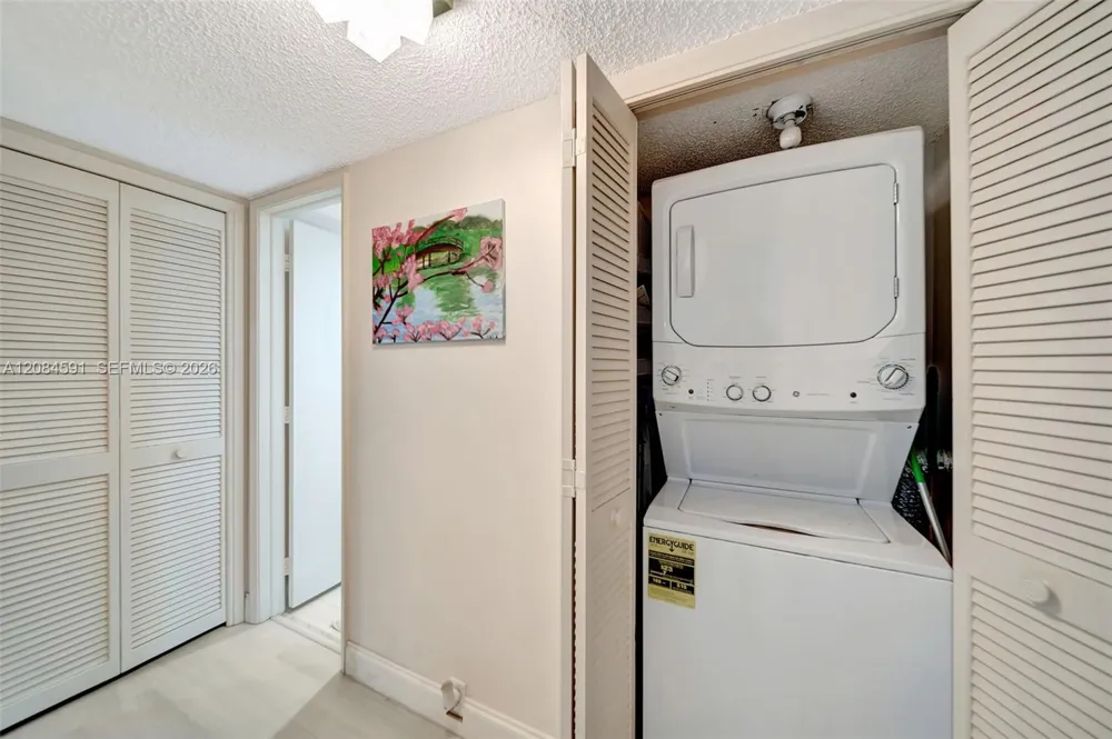 3980 Oaks Clubhouse Dr #409 Pompano Beach, FL 33069