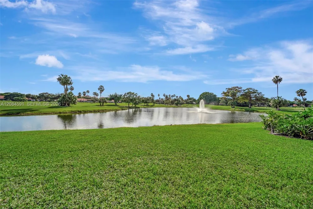 3980 Oaks Clubhouse Dr #409 Pompano Beach, FL 33069