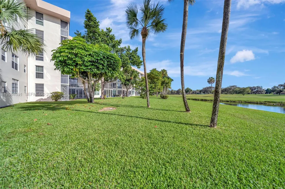 3980 Oaks Clubhouse Dr #409 Pompano Beach, FL 33069