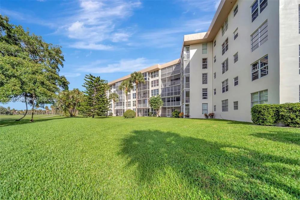 3980 Oaks Clubhouse Dr #409 Pompano Beach, FL 33069