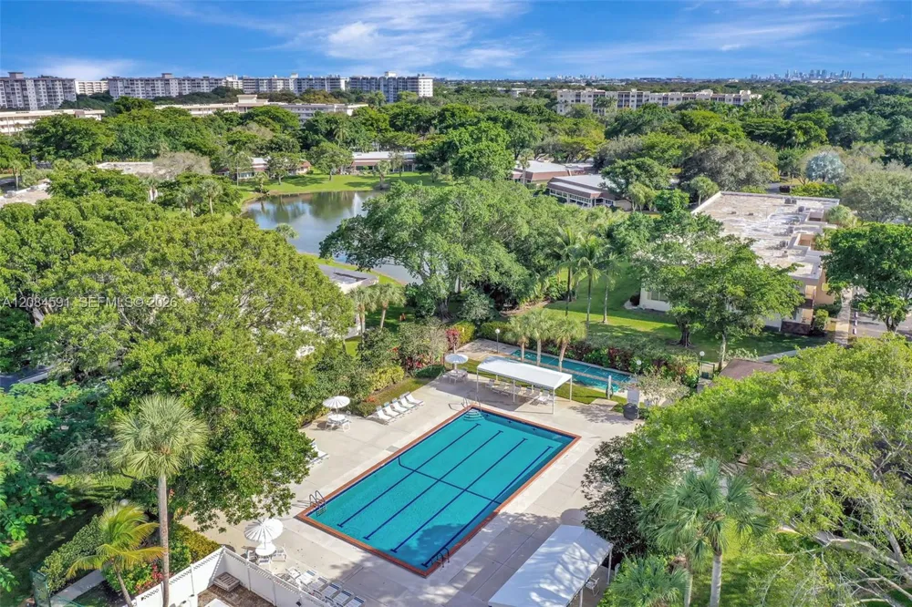 3980 Oaks Clubhouse Dr #409 Pompano Beach, FL 33069