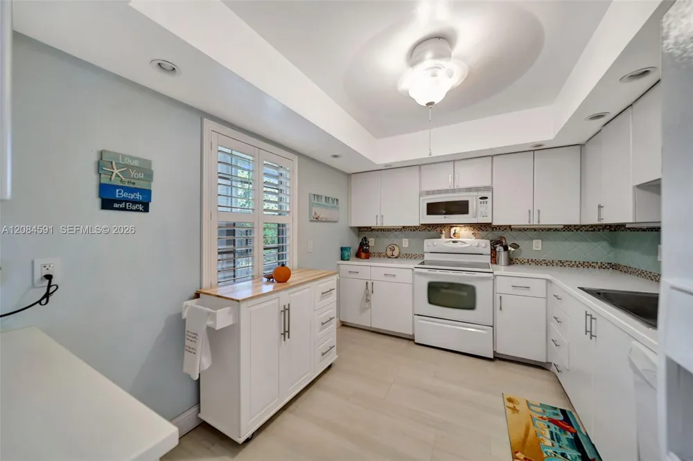3980 Oaks Clubhouse Dr #409 Pompano Beach, FL 33069