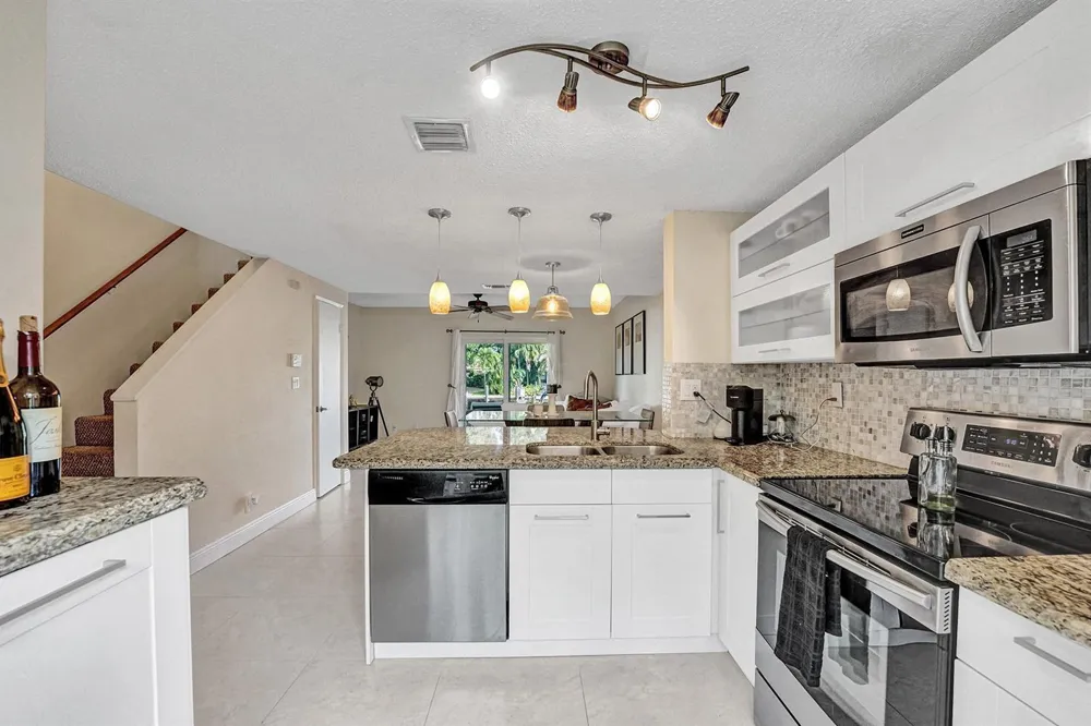 2571 NE 15TH STREET Pompano Beach, FL 33062
