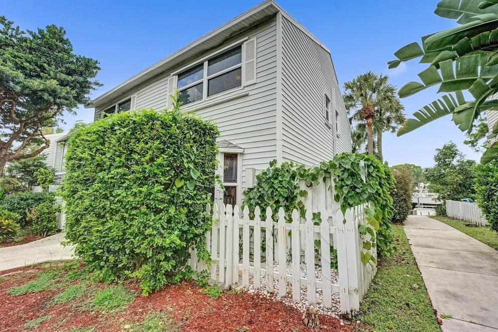 2571 NE 15TH STREET Pompano Beach, FL 33062