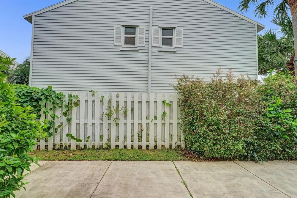 2571 NE 15TH STREET Pompano Beach, FL 33062