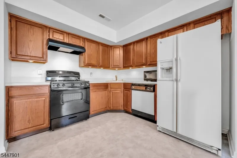 18 Pinehurst Dr Washington, NJ 07882