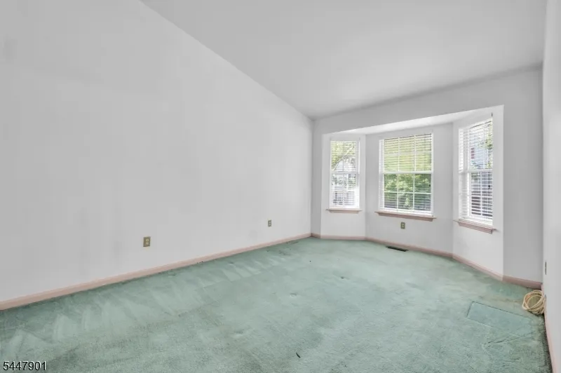 18 Pinehurst Dr Washington, NJ 07882