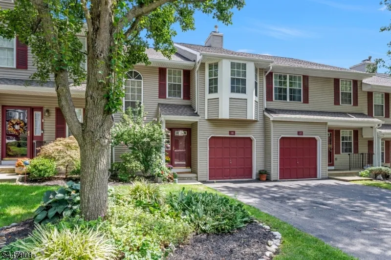 18 Pinehurst Dr Washington, NJ 07882