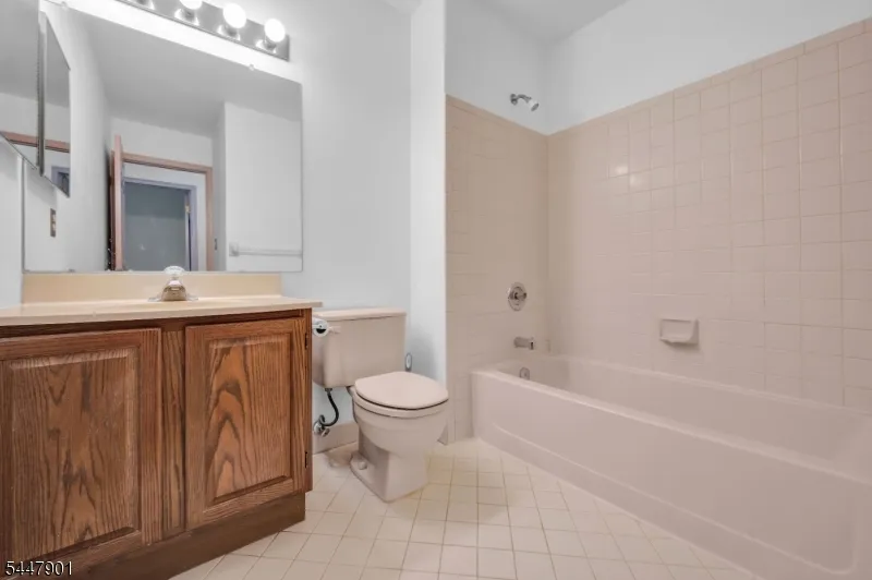 18 Pinehurst Dr Washington, NJ 07882