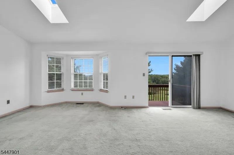 18 Pinehurst Dr Washington, NJ 07882