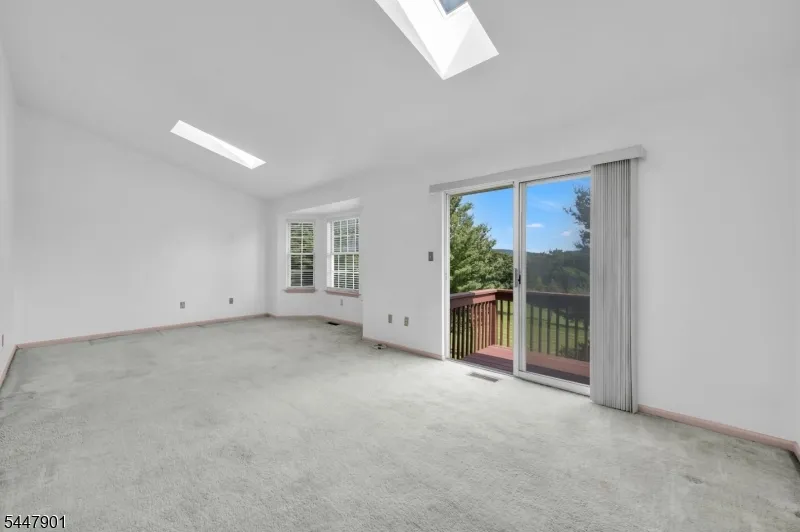 18 Pinehurst Dr Washington, NJ 07882