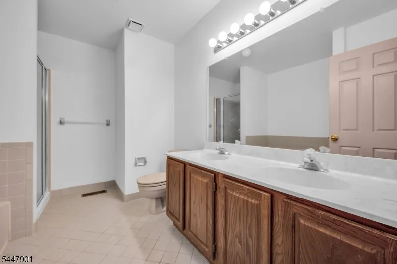18 Pinehurst Dr Washington, NJ 07882