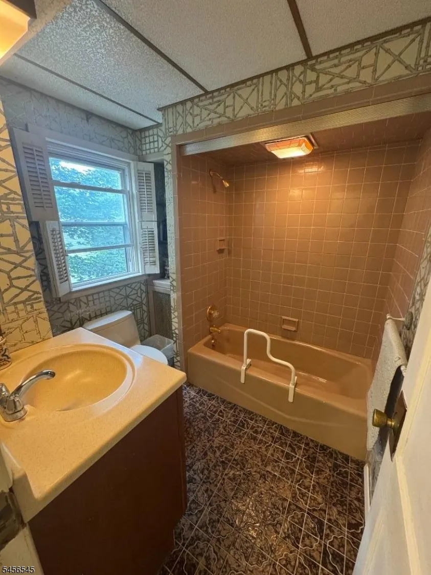 214 Boyle Ave Totowa, NJ 07512
