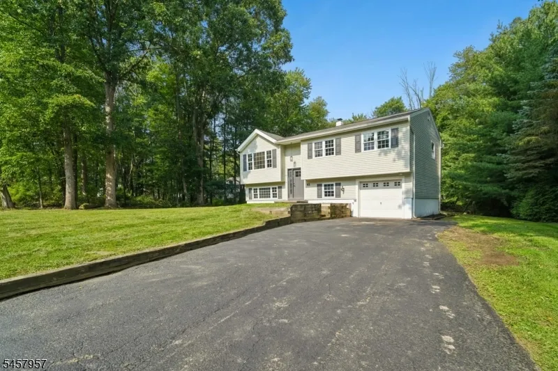 41 Paula Dr Washington, NJ 07853