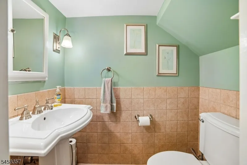 439 Lake Ave Lyndhurst, NJ 07071