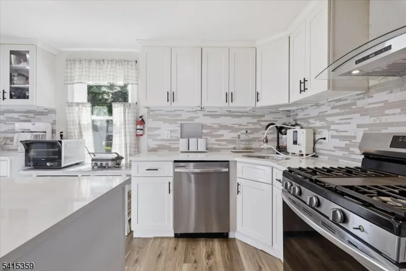 72 Pond Ln Holland, NJ 08848