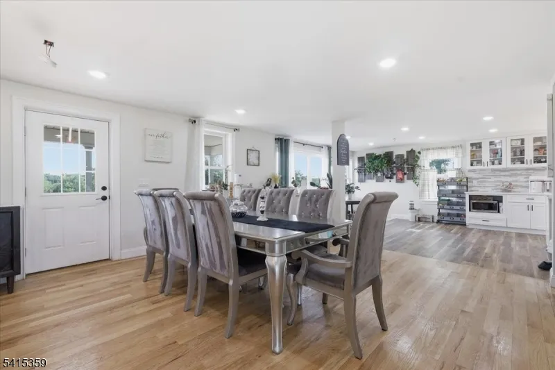 72 Pond Ln Holland, NJ 08848