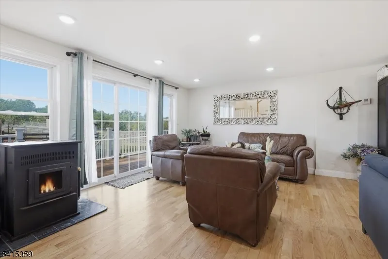 72 Pond Ln Holland, NJ 08848