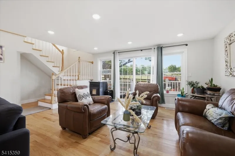 72 Pond Ln Holland, NJ 08848