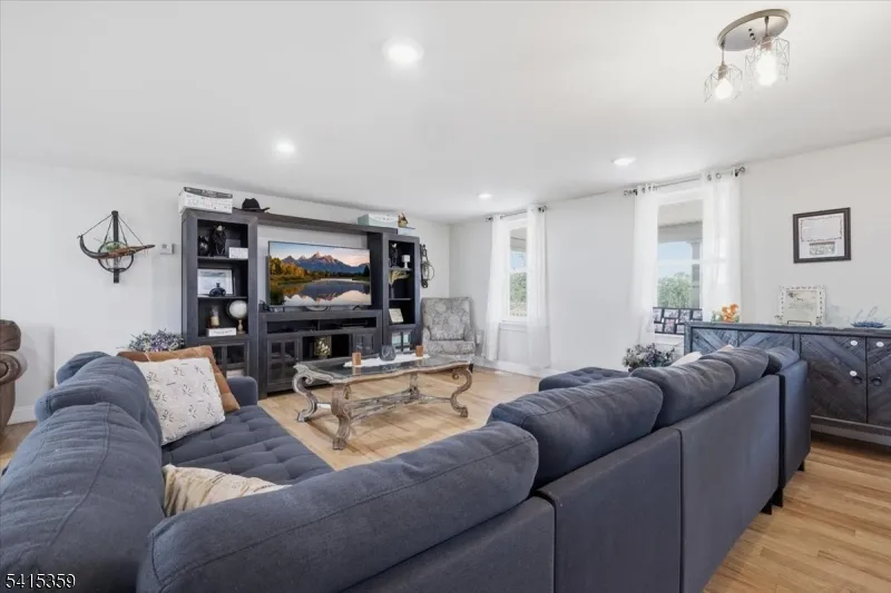 72 Pond Ln Holland, NJ 08848