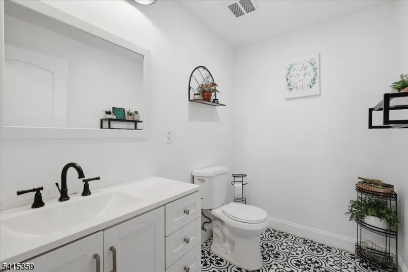 72 Pond Ln Holland, NJ 08848