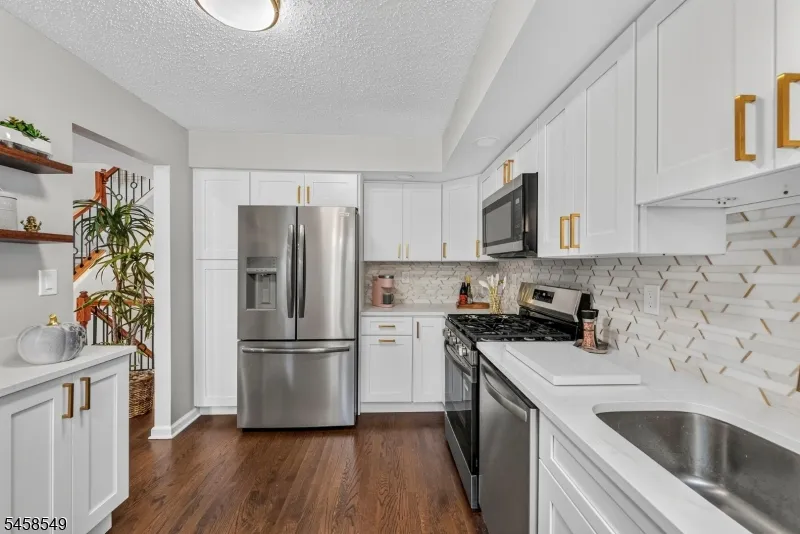 4 Lee Lee Ln Old Bridge, NJ 08879
