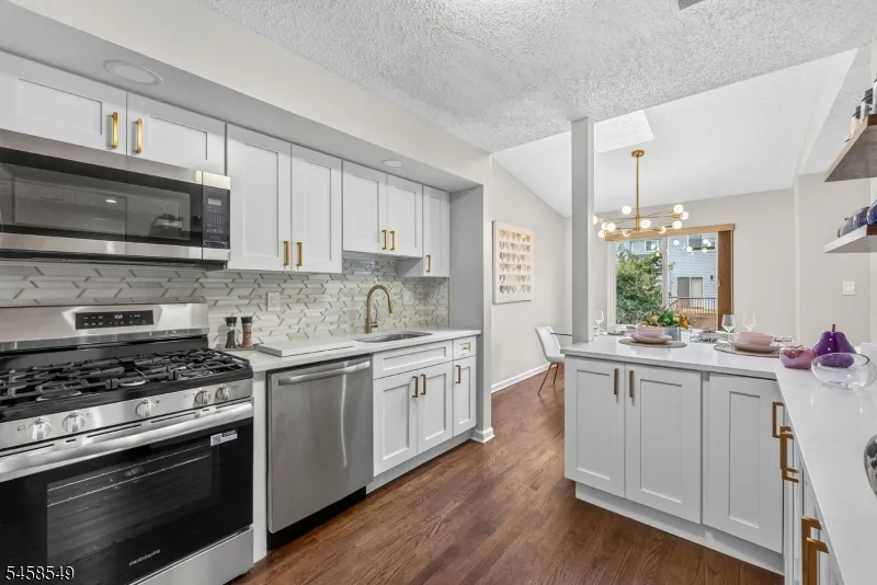 4 Lee Lee Ln Old Bridge, NJ 08879
