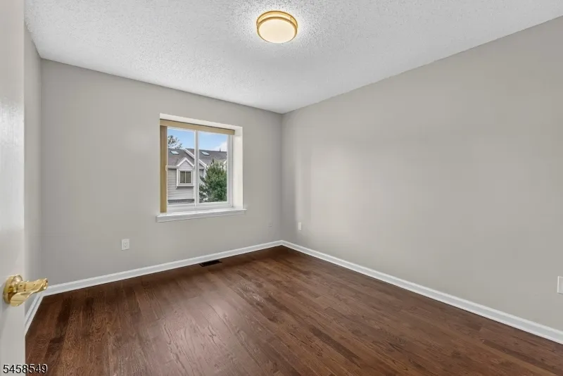 4 Lee Lee Ln Old Bridge, NJ 08879