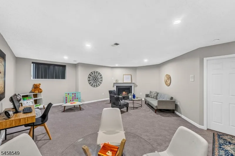 4 Lee Lee Ln Old Bridge, NJ 08879