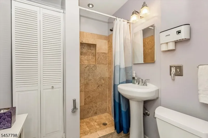 535 Freeman St Lyndhurst, NJ 07071