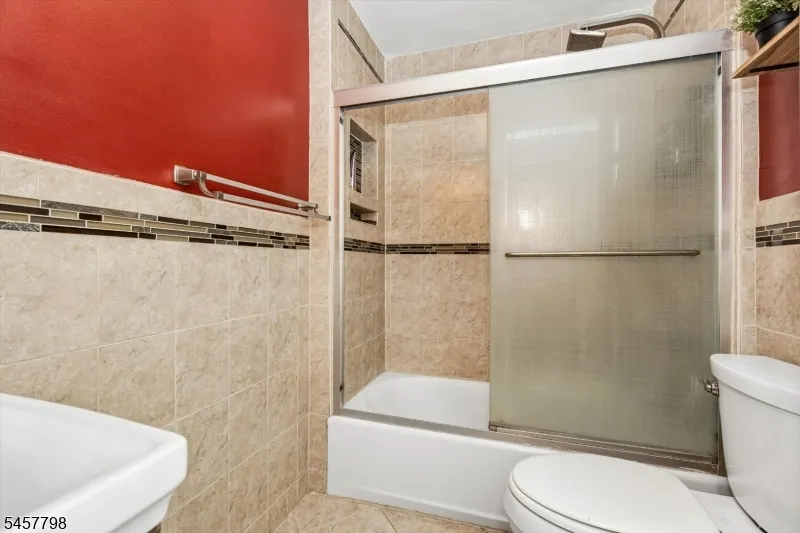 535 Freeman St Lyndhurst, NJ 07071