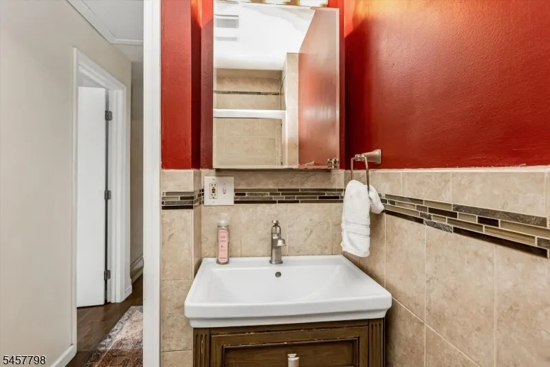 535 Freeman St Lyndhurst, NJ 07071