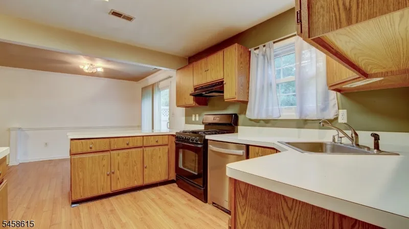 8 Forden Ct Sayreville, NJ 08872