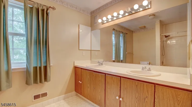 8 Forden Ct Sayreville, NJ 08872
