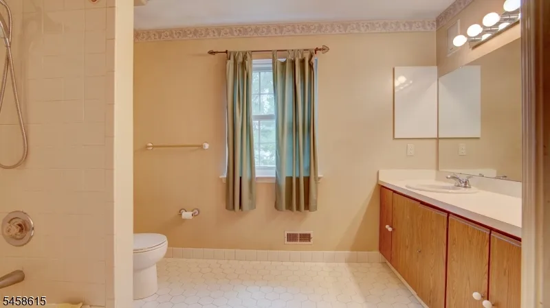 8 Forden Ct Sayreville, NJ 08872