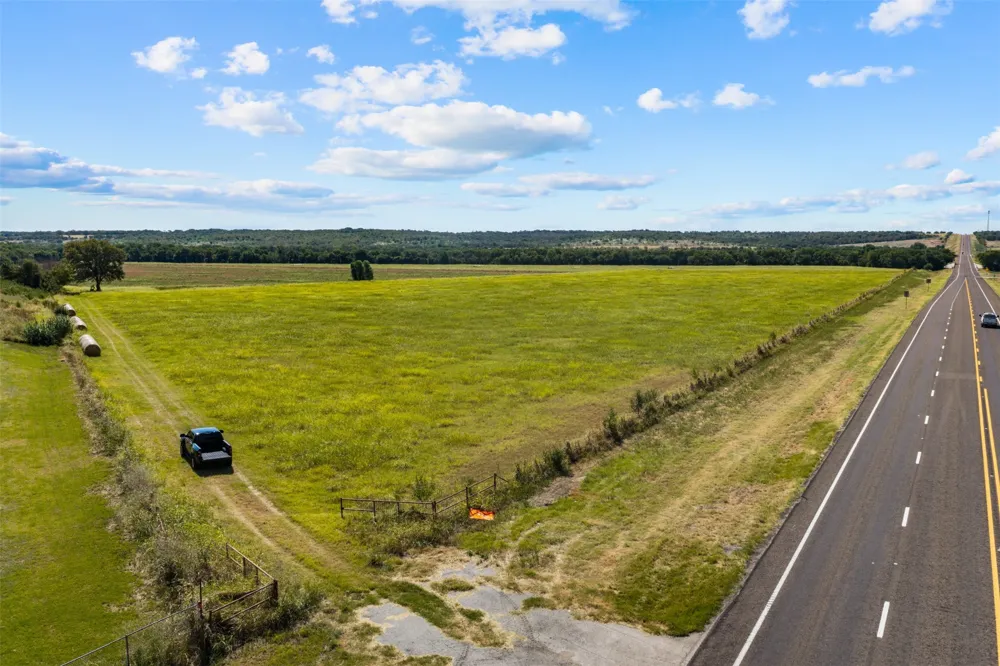 4562 hwy 77 Chilton, TX 76632