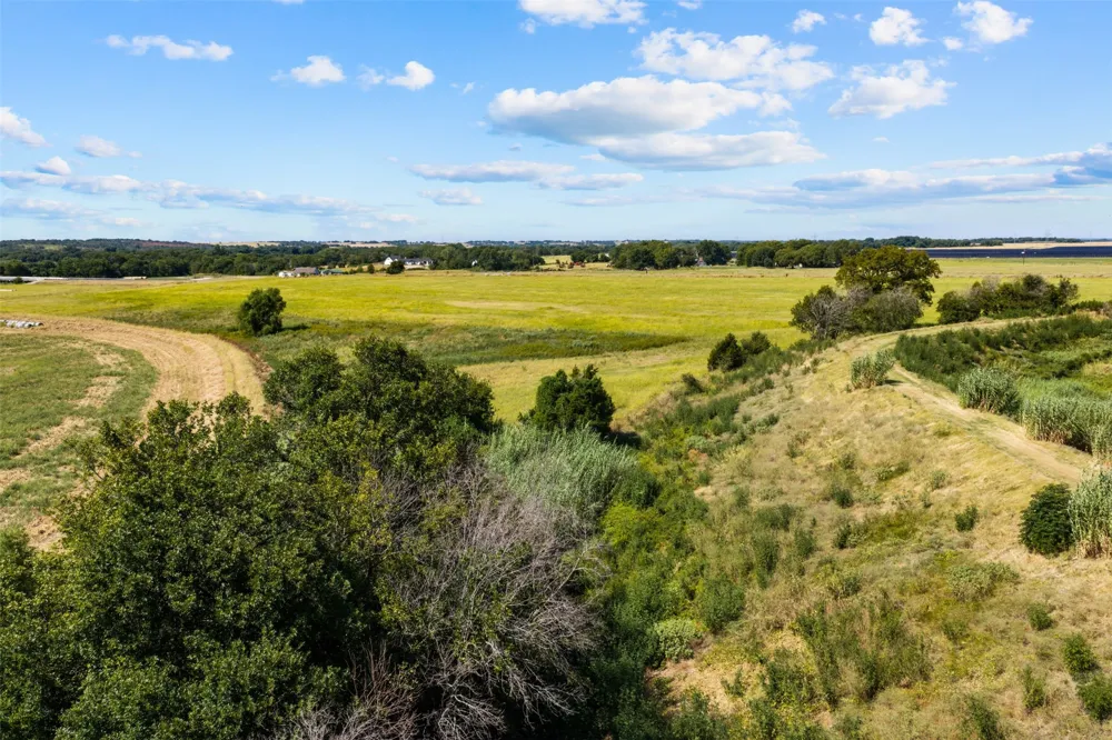 4562 hwy 77 Chilton, TX 76632