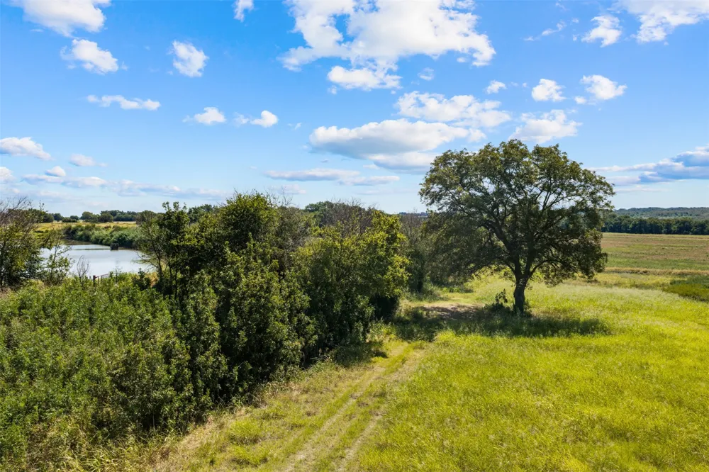 4562 hwy 77 Chilton, TX 76632