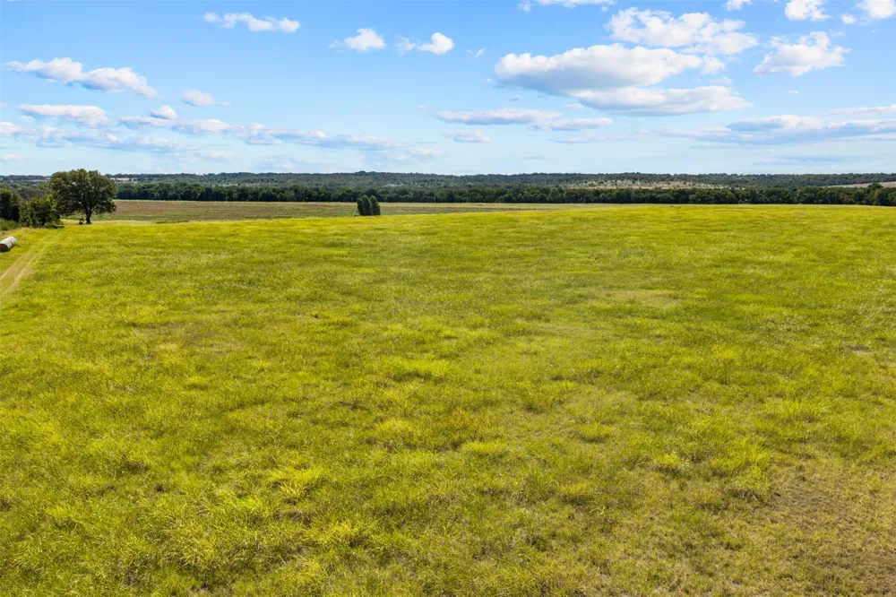 4562 hwy 77 Chilton, TX 76632