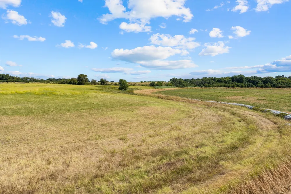 4562 hwy 77 Chilton, TX 76632